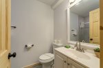 Lower Level Guest Bathroom en Suite